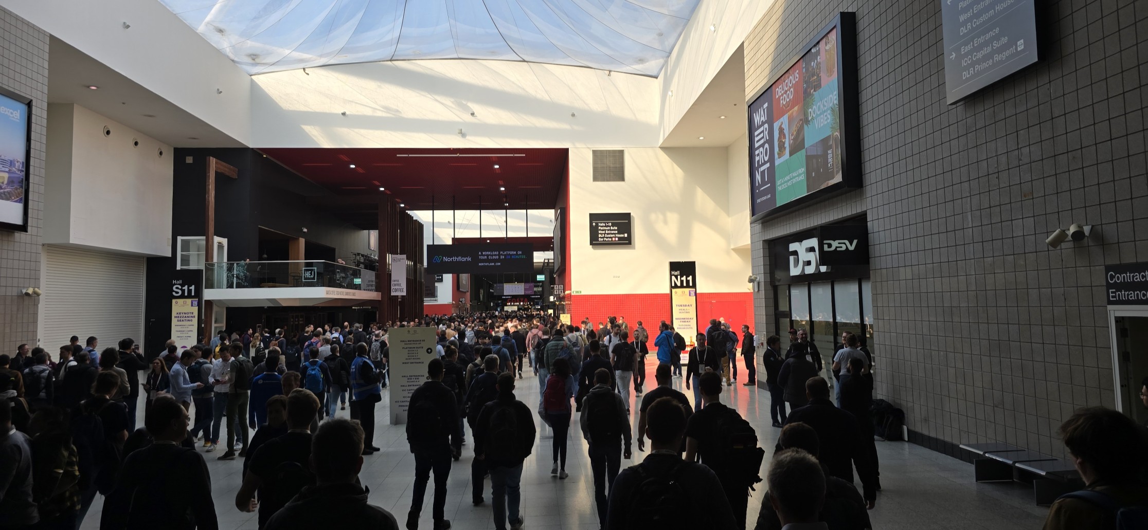 Photo of the conference hall - similar layout as an airport terminal